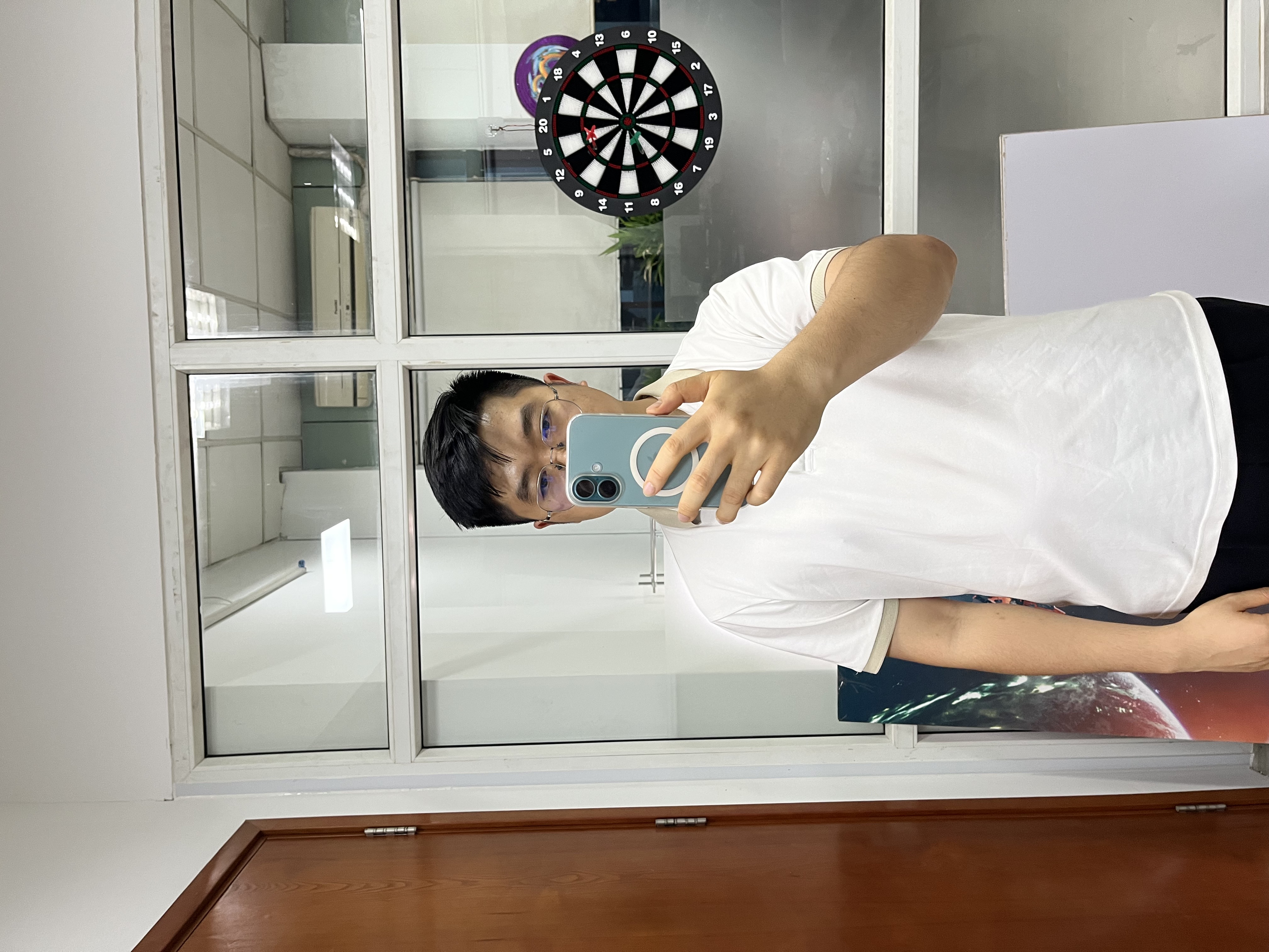 Tư thế đầu nhìn thẳng khi thử vòng cổ