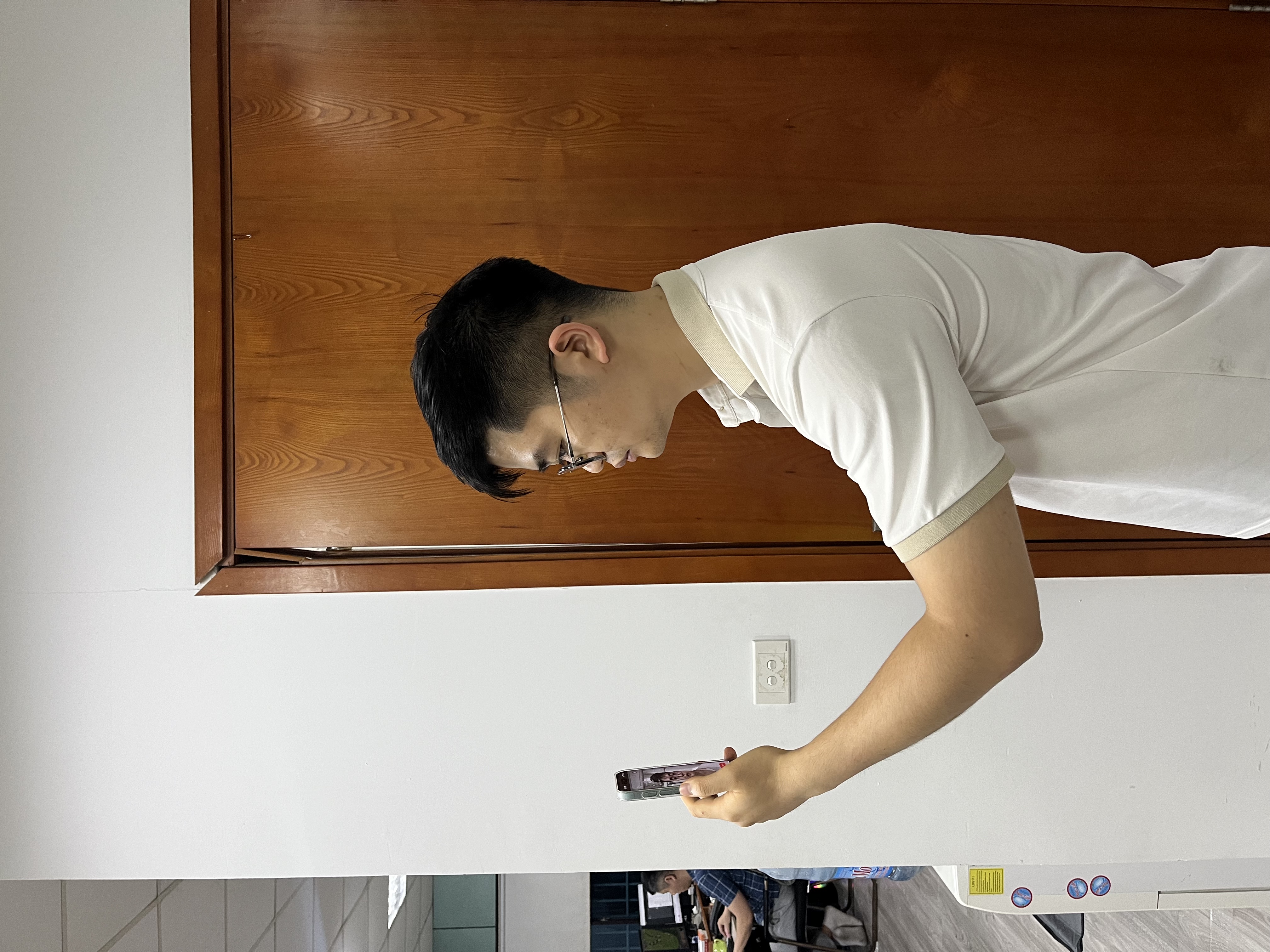 Phía sau đầu khi thử vòng cổ